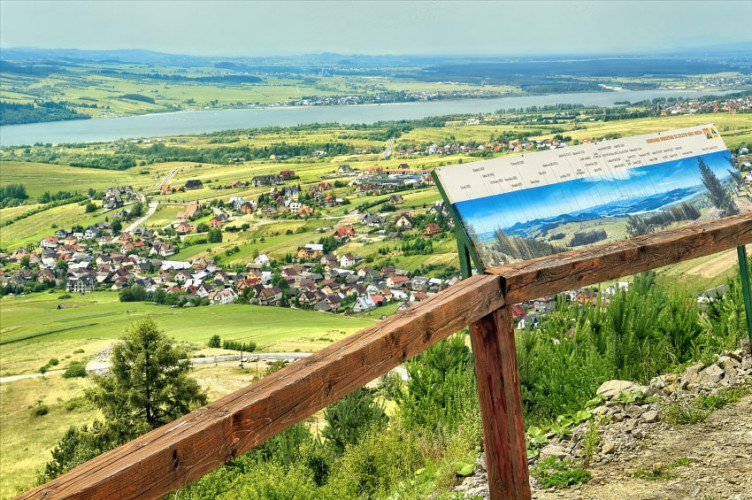 Taras widokowy z opisem szczytów Taras widokowy z opisem szczytów