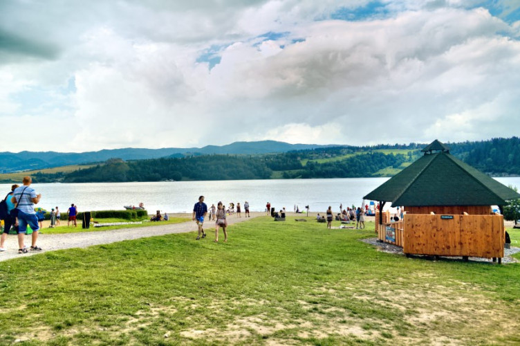 Opustoszała plaża po przejściu burzy Opustoszała plaża po przejściu burzy