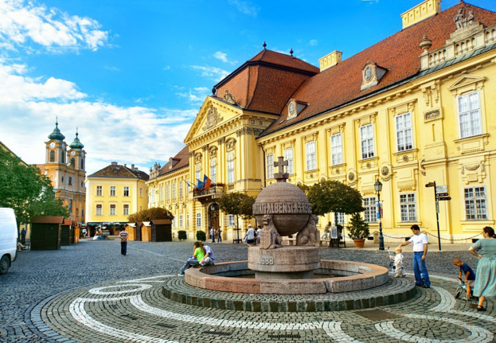 Główny plac starówki przed pałacem biskupim Główny plac starówki przed pałacem biskupim