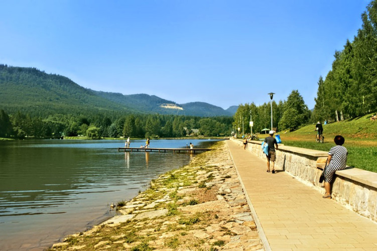 Deptak przy zalewie Deptak przy zalewie