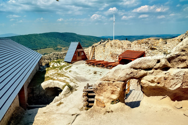 SIROK - Ruiny zamku na górze SIROK - Ruiny zamku na górze