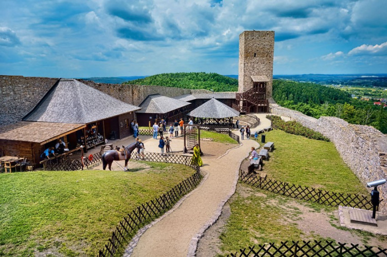 Dziedziniec zamku dolnego Dziedziniec zamku dolnego