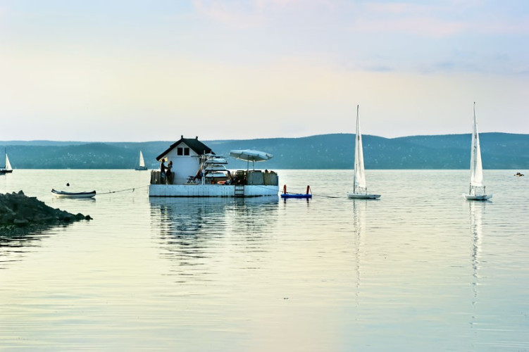 Wyspa ze sprzętem do pływania Wyspa ze sprzętem do pływania