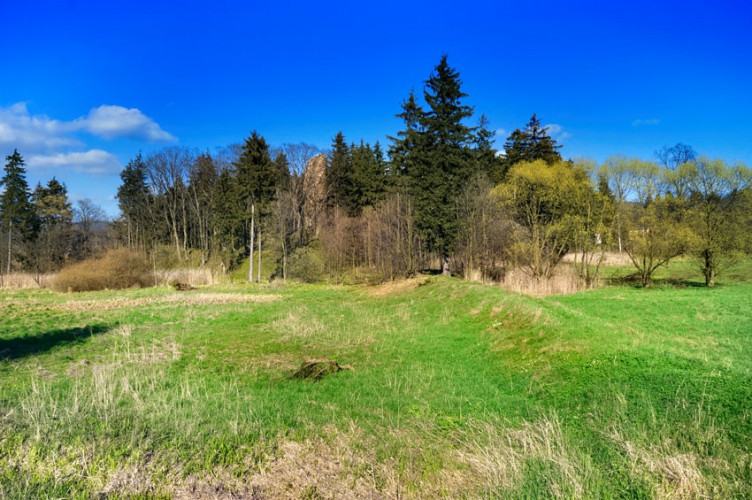 Widok z oddali, po prawej grobla Widok z oddali, po prawej grobla