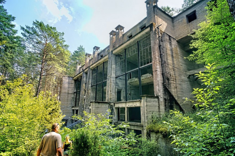 Jeden z budynków fabryki Jeden z budynków fabryki