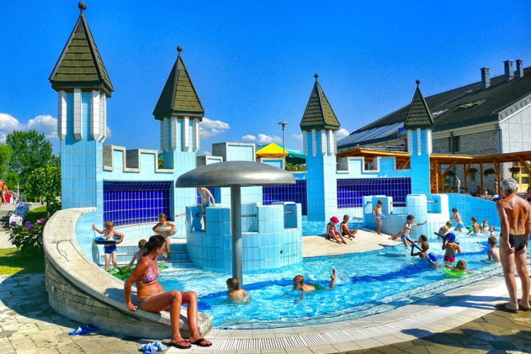 Basen - zamek dla dzieci Basen - zamek dla dzieci