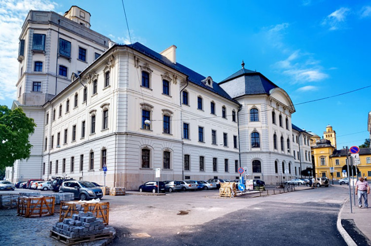 Budynek Liceum z wieżą Budynek Liceum z wieżą