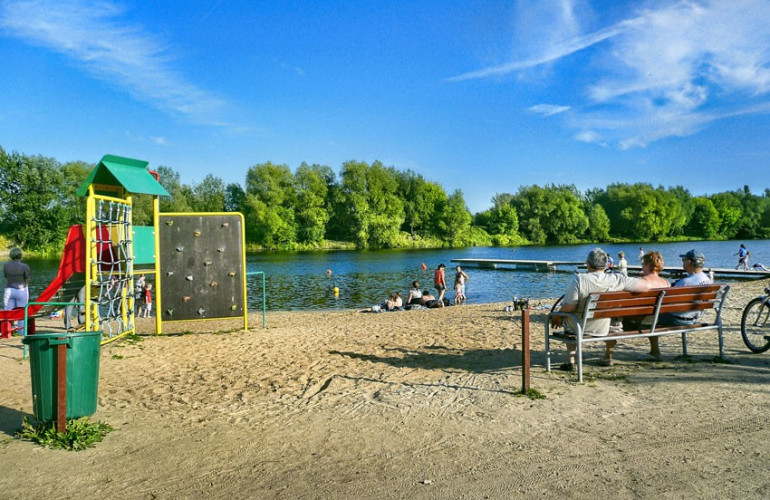 Plaża z jednym z urządzeń do zabawy dla dzieci Plaża z jednym z urządzeń do zabawy dla dzieci